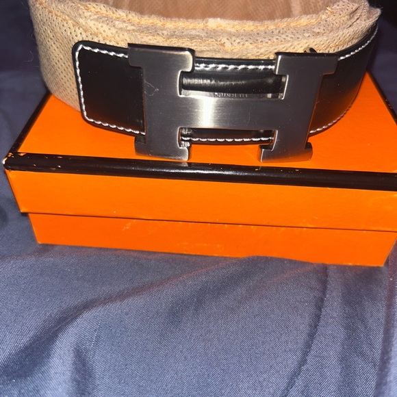 Unbranded Other - Black Leather Men's Belt with Silver H Buckle